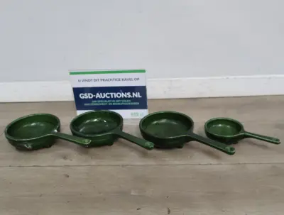 Set van 4 groene keramieken pannetjes met handvat – kavel bij GSD Auctions, Zoeterwoude