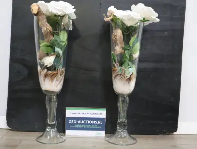 Set glazen vazen met kunstbloemen en houtdecoratie – kavel bij GSD Auctions, Zoeterwoude