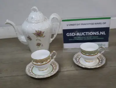 Porseleinen theepot met twee kop en schotels – kavel bij GSD Auctions, Zoeterwoude