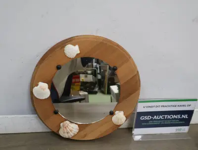 Ronde houten spiegel met schelpdecoratie – kavel bij GSD Auctions, Zoeterwoude