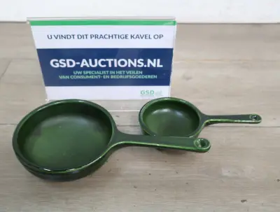 Set van twee groene keramische pannetjes – kavel bij GSD Auctions, Zoeterwoude