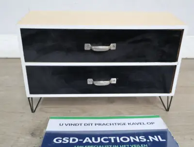 Houten ladekast met fluweel front en metalen poten – kavel bij GSD Auctions, Zoeterwoude