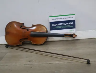 Houten viool met strijkstok, zonder brug en snaren – kavel bij GSD Auctions, Zoeterwoude