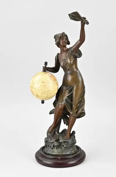 Beeld, Figuur met wereldbol – kavel bij Twents Veilinghuis