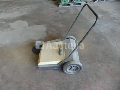 Handmatige vloerborstel Karcher KM 690 – kavel bij Auctelia, Binche