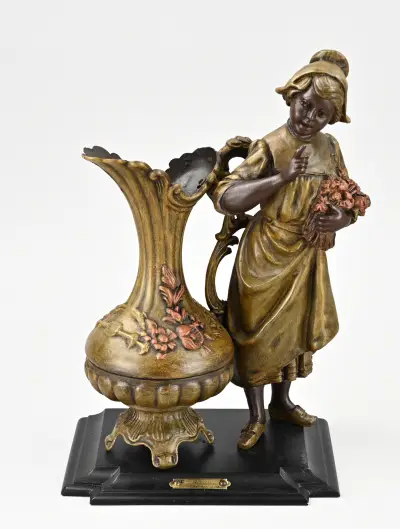 Siervaas met figuur, 32 cm – kavel bij Twents Veilinghuis