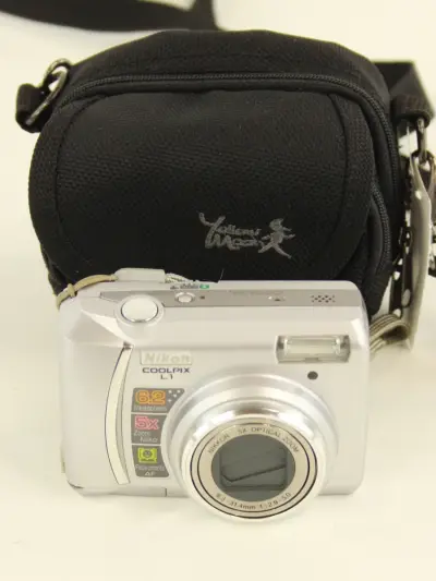 Digitale Nikon Coolpix L1 camera met tas en SD-kaart – kavel bij De Kringwinkel, Antwerpen