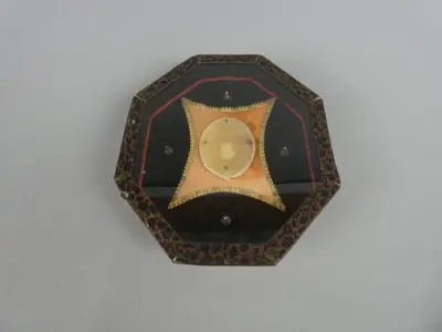 Oud octagonaal wanddecoratie met camee – kavel bij De Kringwinkel, Diest
