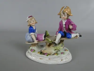 Porseleinen beeldje van twee kinderen op wip – kavel bij De Kringwinkel, Diest