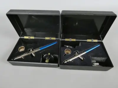 Set van 2 Badger Airbrush modellen met accessoires in koffer – kavel bij De Kringwinkel, Diest