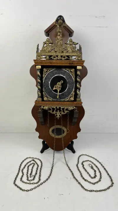 Zaanse wandklok Warmink Wuba mechanisch met Atlasfiguur en ruiterslinger – kavel bij De Kringwinkel, Waardamme