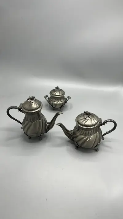Tinnen koffie- en theeservies neorococo 3-delig met cannelures – kavel bij De Kringwinkel, Waardamme