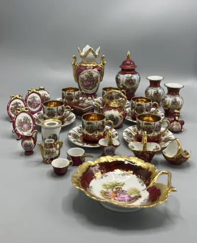 Miniatuur porselein Limoges France Fragonard verzamelset bordeaux en goud – kavel bij De Kringwinkel, Waardamme