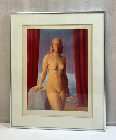 Prachtig ingelijste, zeldzame vintage kunstposter van René Magritte – „Les Fleurs du Mal” (ca. 1960) – kavel bij De Kringwinkel, Waardamme
