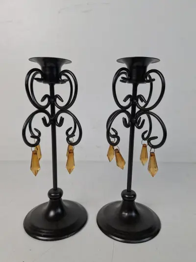 2 metalen kandelaren met oranje sierhangers – kavel bij De Kringwinkel, Oostkamp
