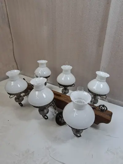 Grote Rustieke Antieke Stijl Hanglamp – 6-Lichts Petroleummodel op Robuuste Houten Balk – kavel bij De Kringwinkel, Waardamme