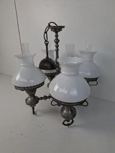Prachtige Antieke Stijl Hanglamp / Kroonluchter met Opaalglazen Kappen – kavel bij De Kringwinkel, Waardamme