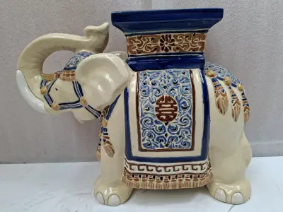 Vintage Chinees Keramisch Olifantenkrukje – Plantentafel & Bijzettafel – kavel bij De Kringwinkel, Oostkamp