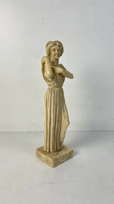 Standbeeld L. Toni Griekse godin vintage sculptuur in albastcomposiet met meanderbasis – kavel bij De Kringwinkel, Waardamme