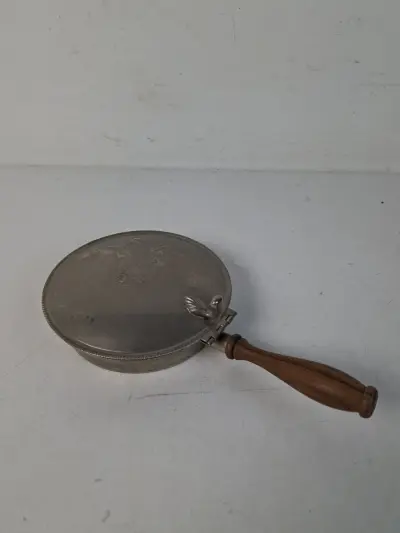 Antieke Verzilverde/Metalen Tafel-Kruimelvanger ("Silent Butler") met Gegraveerd Familiewapen – kavel bij De Kringwinkel, Waardamme