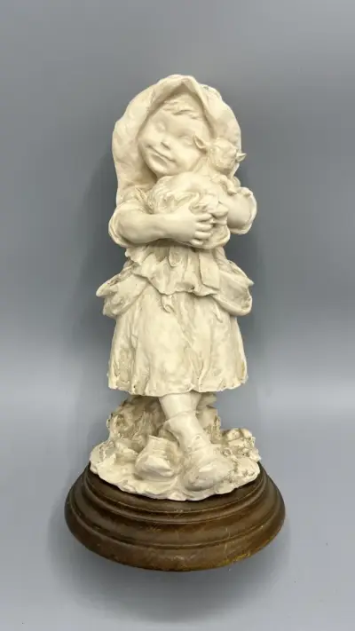 Sculptuur meisje met lammetje vintage albastcomposiet op houten sokkel – kavel bij De Kringwinkel, Waardamme