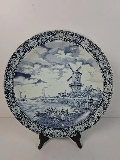 Uniek XL Boch Frères Belgium Wandbord (40 cm!) – "Delfts" Blauw Hollands Molenlandschap – kavel bij De Kringwinkel, Oostkamp
