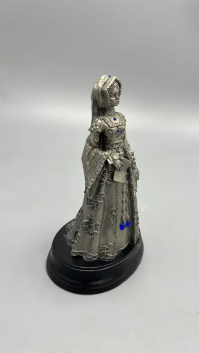 Tinnen beeldje koningin Mary Tudor met blauwe cabochons op sokkel – kavel bij De Kringwinkel, Waardamme