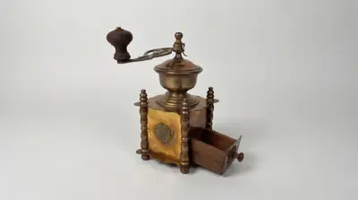 Koffiemolen Koper Messing Vintage Barokstijl Handmolen Decoratief – kavel bij De Kringwinkel, Waardamme