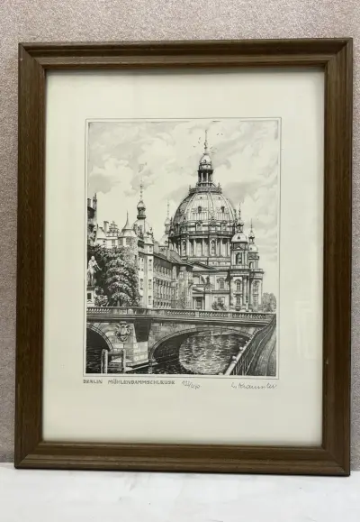 Gelijste lithografie / ets – Berlin Mühlendammschleuse met Berliner Dom, genummerd (133/400) en gesigneerd – kavel bij De Kringwinkel, Waardamme