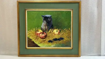 Vintage post-impressionistisch olieverfschilderij – Stilleven met aardewerken kan, appels en pruimen op strobed, gesigneerd Houf. H., 20e eeuw – kavel bij De Kringwinkel, Waardamme