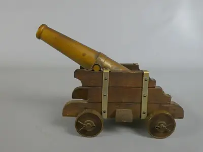 Miniatuur kanon op houten affuit – kavel bij De Kringwinkel, Diest