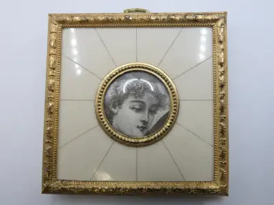 Miniatuurportret in vierkante goudkleurige lijst – kavel bij De Kringwinkel, Diest