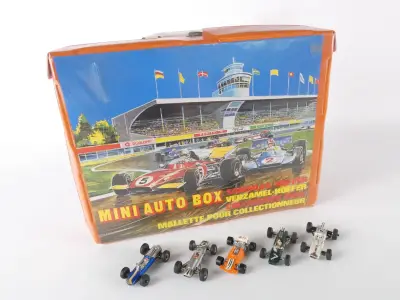 Set vintage miniatuur raceauto's met opbergkoffer – kavel bij De Kringwinkel, Heverlee