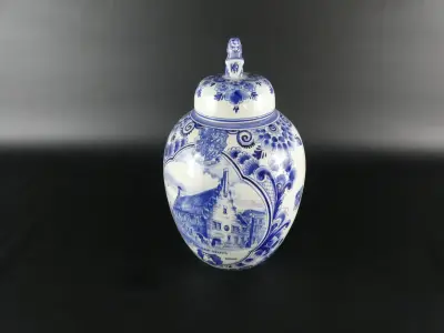 Blauw-witte Delfts aardewerk dekselvaas – kavel bij De Kringwinkel, Heverlee