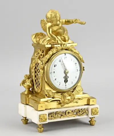 Vergulde miniatuur pendule, H 25 cm – kavel bij Twents Veilinghuis