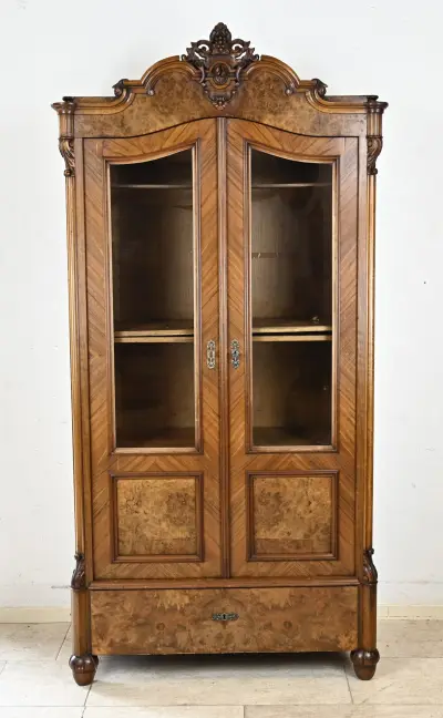 Wortelnoten vitrinekast, 1860 – kavel bij Twents Veilinghuis