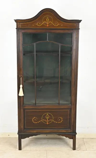 Engelse vitrinekast, 1900 – kavel bij Twents Veilinghuis