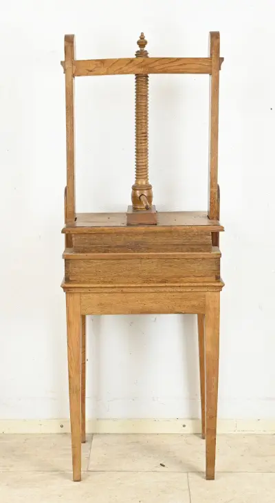 Eiken linnenpers, 1800 – kavel bij Twents Veilinghuis