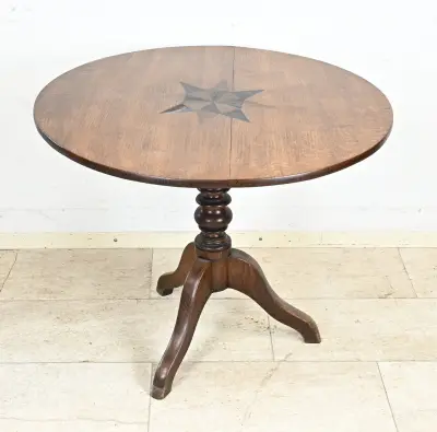 Tilt top tafel met sterintarsia – kavel bij Twents Veilinghuis