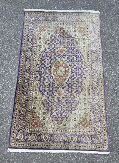Tapijt van zijde, 157 x 94 cm – kavel bij Twents Veilinghuis
