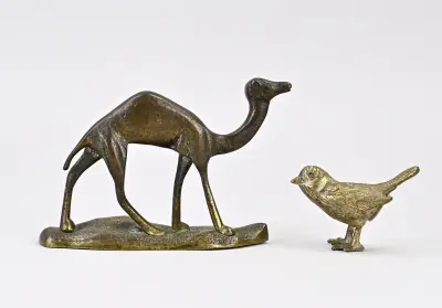 2x Bronzen figuur (mus + dromedaris) – kavel bij Twents Veilinghuis