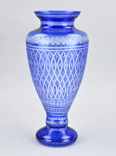 Grote blauwe Boheemse vaas, H 37,5 cm – kavel bij Twents Veilinghuis