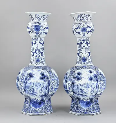 2x Delftse vaas, H 55,5 cm – kavel bij Twents Veilinghuis