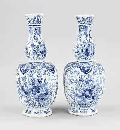 2x Delftse knobbelvaas, H 28 cm – kavel bij Twents Veilinghuis