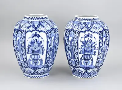 2x Delftse vaas, H 71 cm – kavel bij Twents Veilinghuis