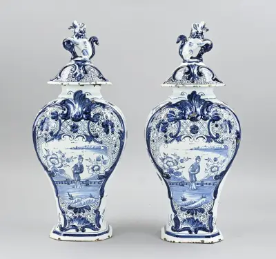 2x Delftse dekselvaas, H 43 cm – kavel bij Twents Veilinghuis