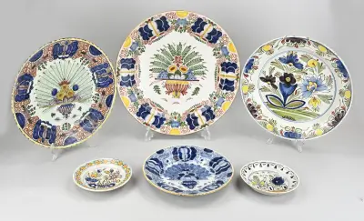 6x Div. Delftse schotels Ø 17 - 42 cm – kavel bij Twents Veilinghuis