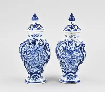 2x Delftse dekselvaas, H 19 cm – kavel bij Twents Veilinghuis