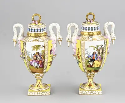 2x Dresden dekselvaas, H 28 cm – kavel bij Twents Veilinghuis