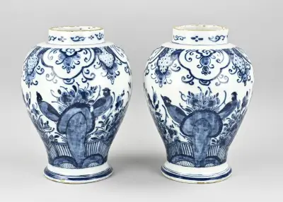 Set Delftse vazen (2x), H 28,5 cm – kavel bij Twents Veilinghuis